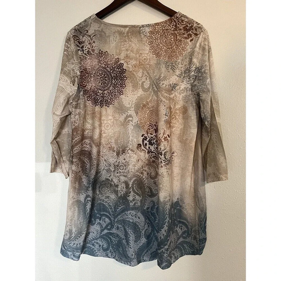 Chico’s Women’s 2 Large L Printed Top 3/4 Sleeve Sharkbite Hem Medallion Beige - Picture 3 of 5